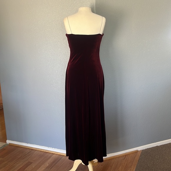 Red velvet dress - Picture 3 of 3